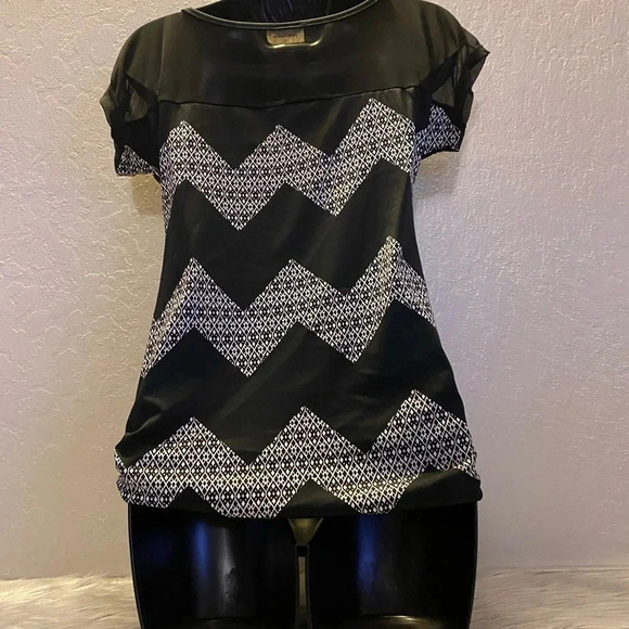 Free Kisses Black & White Pattern Short Sleeve Blouse with Accent Necklace - Picture 14 of 16